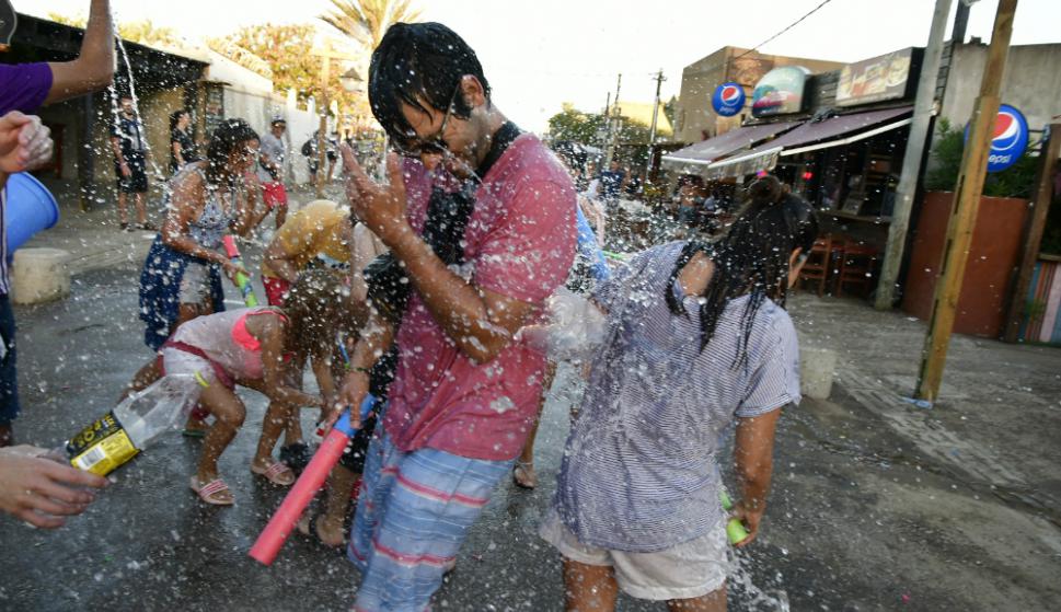 imagen de los chicos jugando a la guerra de agua