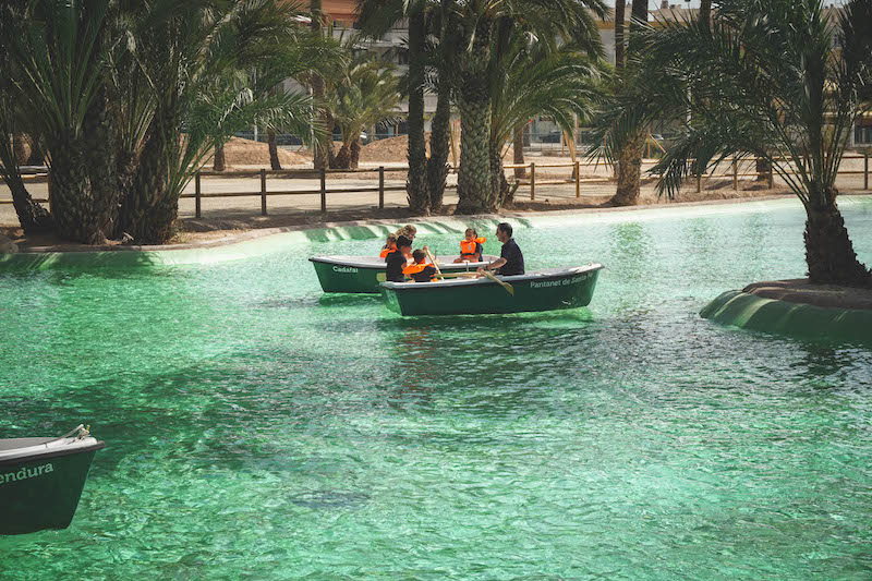 imagen de la barca en el río